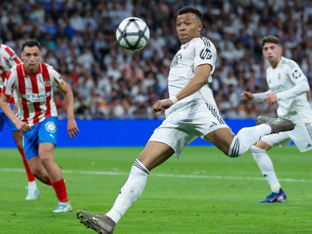 Kylian Mbappé intenta generar peligro en un partido donde el Real Madrid careció de eficacia ofensiva.