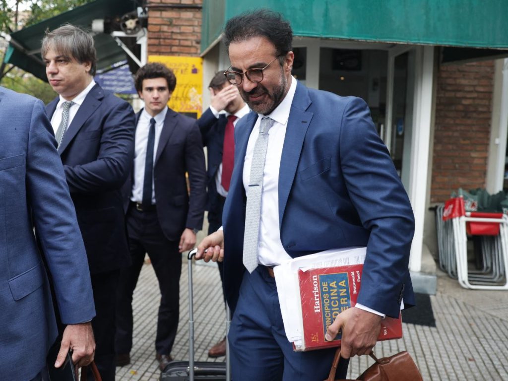 El exmédico de la leyenda del fútbol argentino Diego Maradona, Leopoldo Luque, llega a un juzgado para testificar durante una audiencia en el juicio por la muerte de Maradona en San Isidro, en las afueras de Buenos Aires, el 16 de abril de 2026.