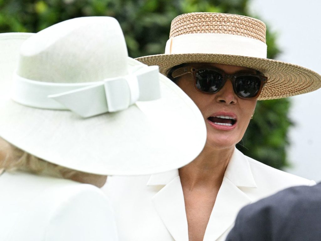 Melania Trump apuesta por un sombrero de paja estructurado de Eric Javits, mientras la reina Camila luce una pamela clásica en tono marfil, reforzando la elegancia del conjunto.