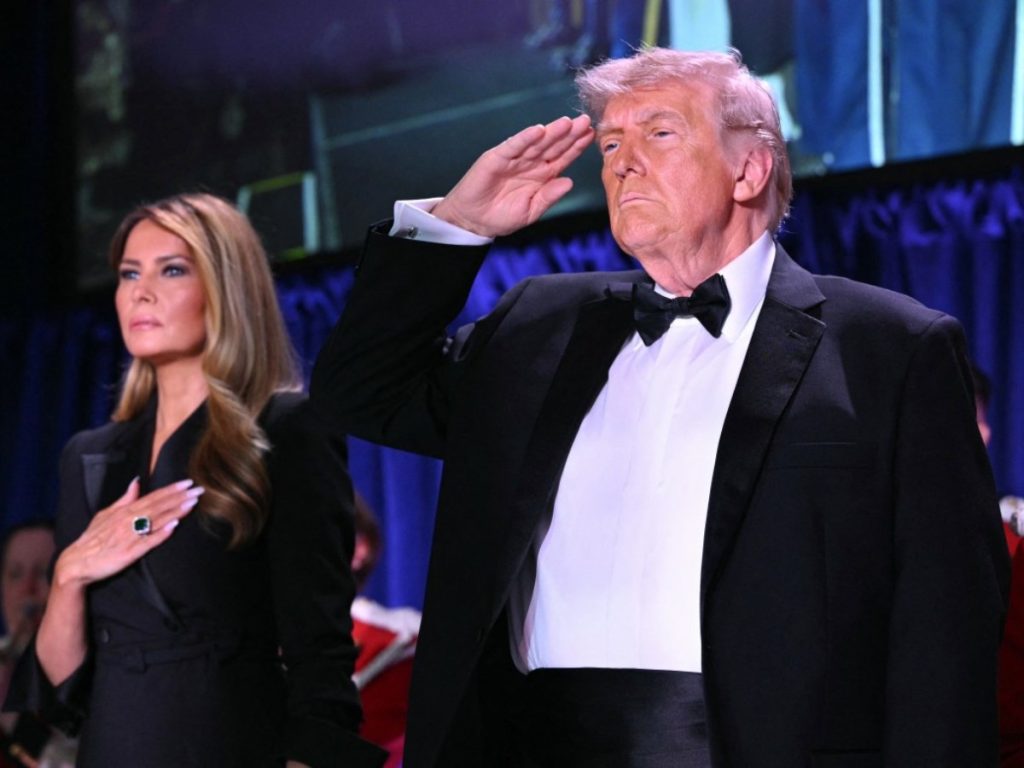 La primera dama de Estados Unidos, Melania Trump, y el presidente de Estados Unidos, Donald Trump, asistieron a la cena de corresponsales de la Casa Blanca en el hotel Washington Hilton de Washington, D.C., el 25 de abril de 2026. El presidente Trump asistía a la gala anual de la prensa política por primera vez durante su mandato. Foto / AFP