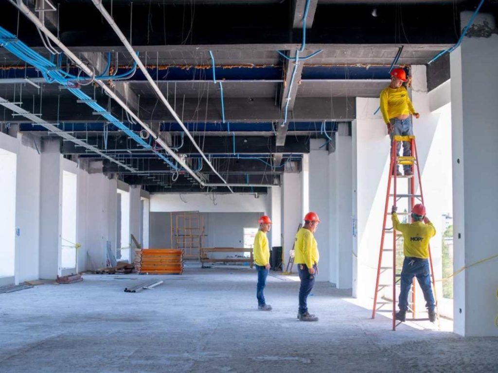 Personal del Ministerio de Obras Públicas ejecuta intervenciones en distintas áreas del inmueble.