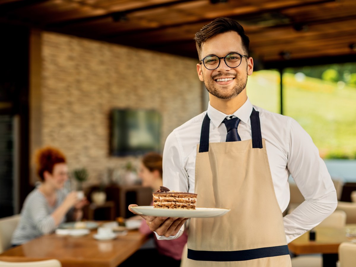 Meseros en California reciben un salario base fijo por hora, independiente de las propinas.