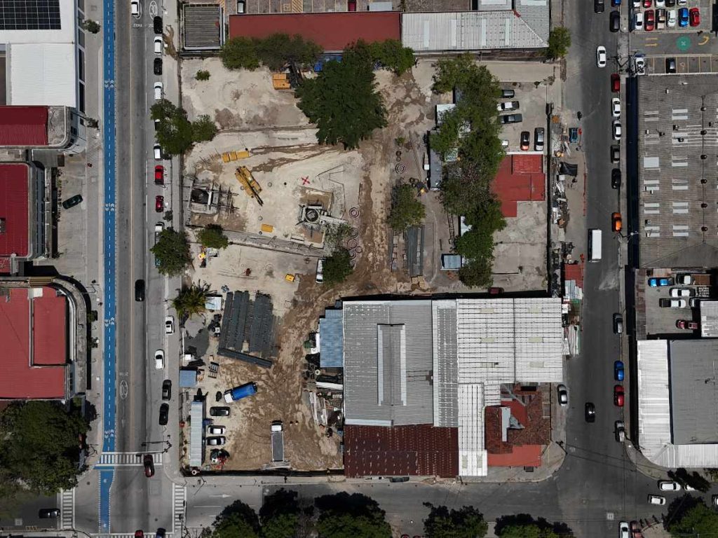 El metrocable contará con 153 cabinas contratadas, cada una con capacidad para 12 usuarios. Esto permitirá una operación continua y fluida, reduciendo tiempos de espera.

