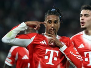 Michel Olise celebra su gol ante el PSG. Foto AFP