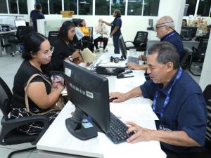 Personas buscan oportunidades laborales en jornada de Lunes de Empleo en la zona occidental.