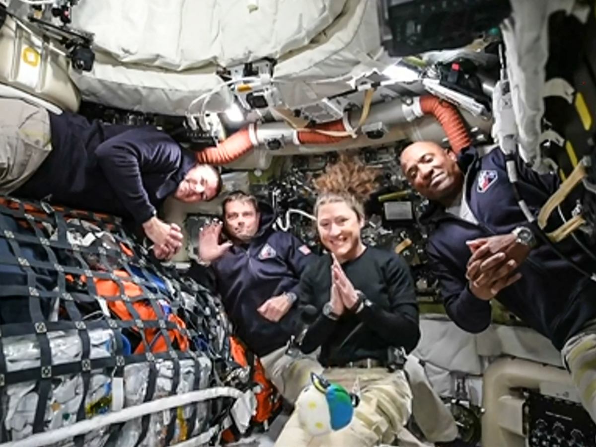 Esta captura de pantalla de la transmisión de la NASA, publicada el 3 de abril de 2026, muestra a los cuatro miembros de la tripulación de Artemis II. AFP