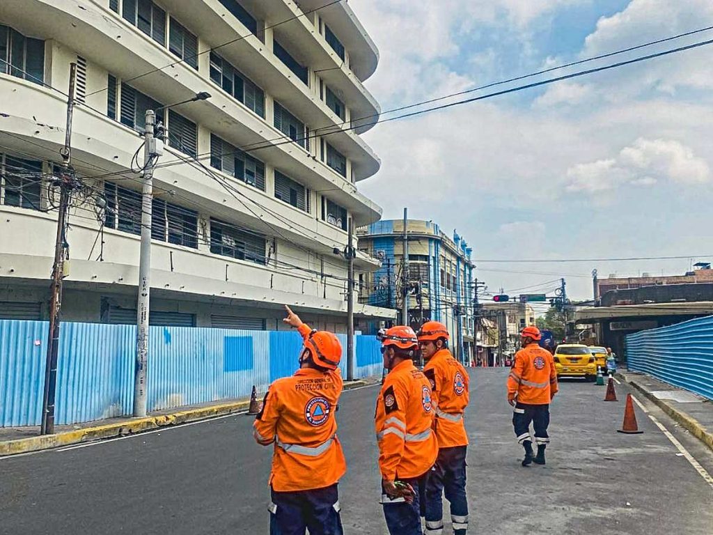 Equipos de Protección Civil y del Cuerpo de Bomberos realizaron monitoreo preventivo en distintas zonas de El Salvador tras los tres sismos registrados este jueves.