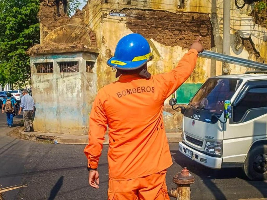 Las inspecciones incluyeron el Centro Histórico de San Salvador, San Miguel, Santa Tecla, Sonsonate y Usulután, donde se verificaron estructuras y áreas de riesgo. Foto Bomberos