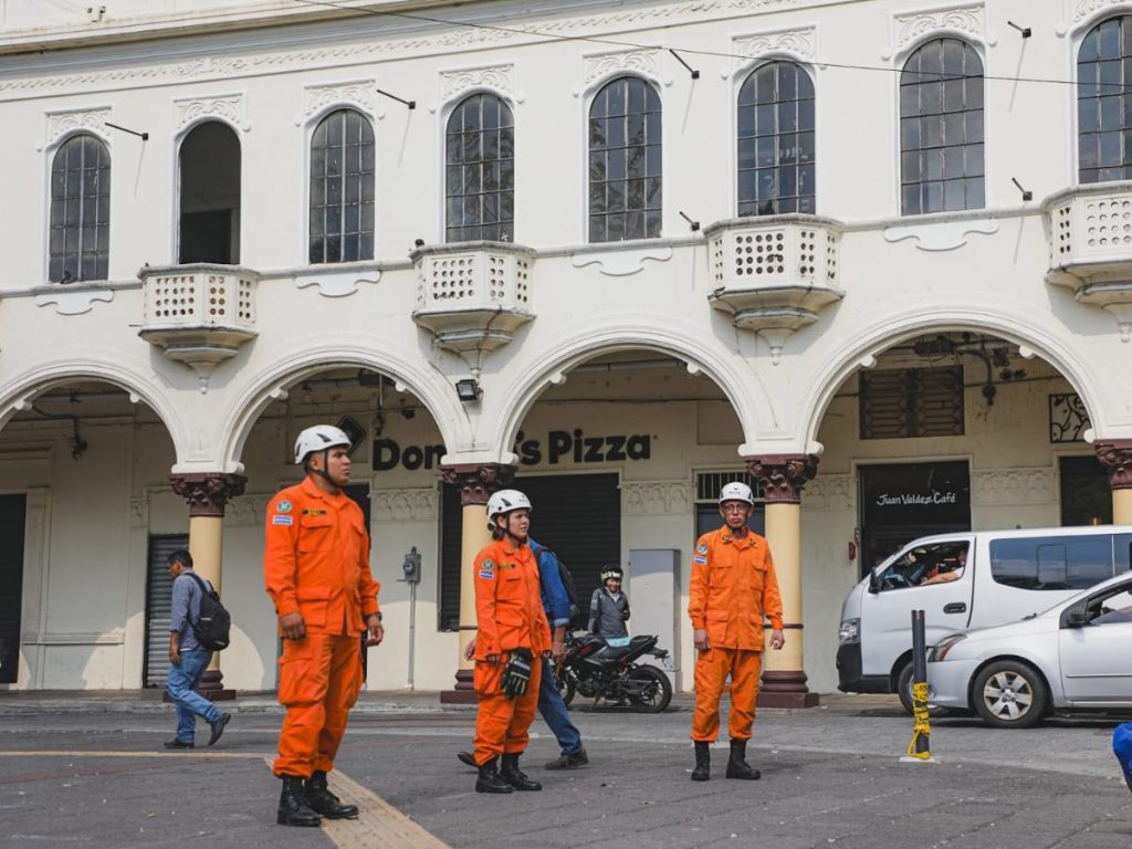 El Centro de Operaciones de Emergencias se mantiene activo para atender cualquier incidente. Foto Bomberos