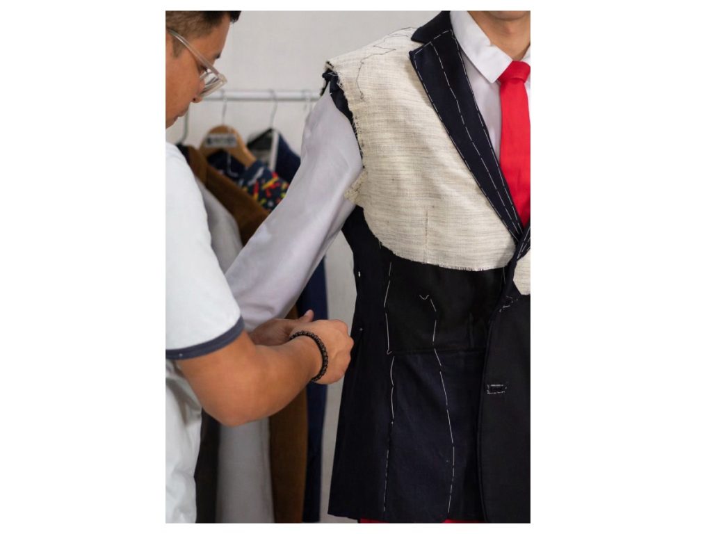 El traje toma forma: la precisión del entalle y el trabajo artesanal revelan el proceso detrás de una pieza hecha a medida.