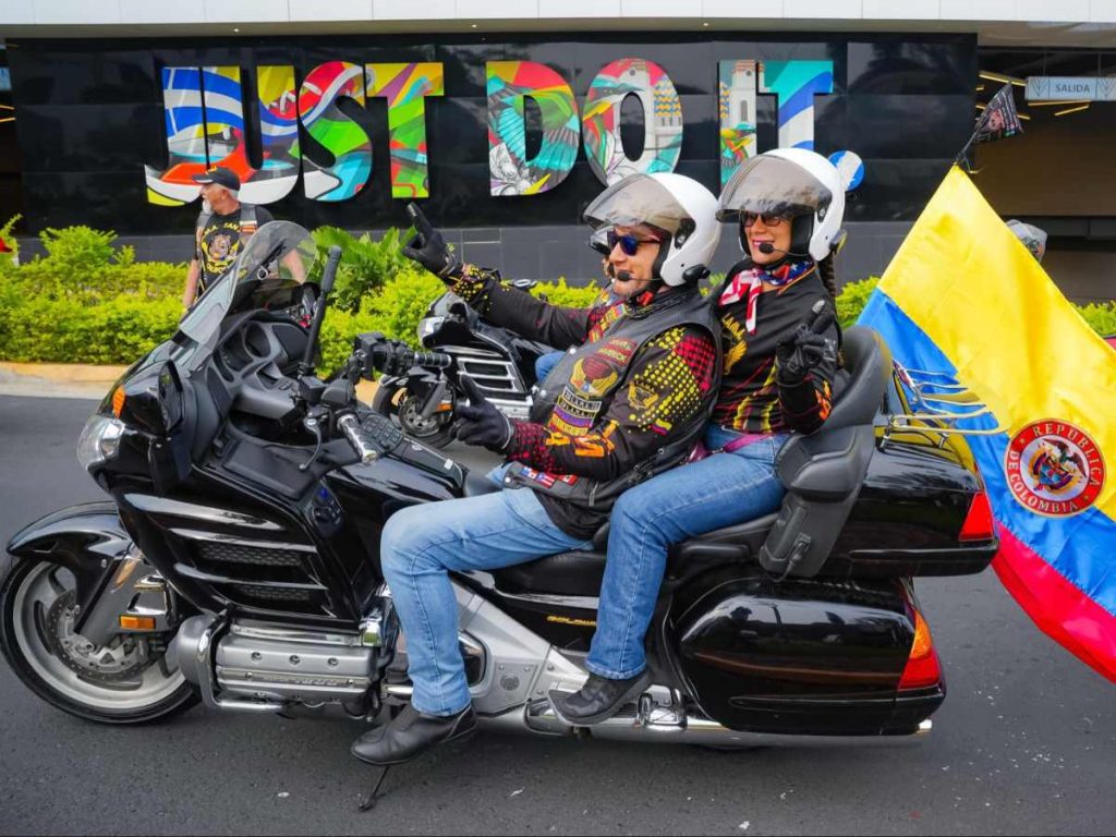 Participantes internacionales celebraron el mototurismo frente a Presidente Plaza, uno de los puntos clave del evento