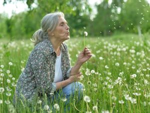La soledad influye en el rendimiento inicial de la memoria en adultos mayores, aunque no acelera su deterioro cognitivo a lo largo del tiempo.