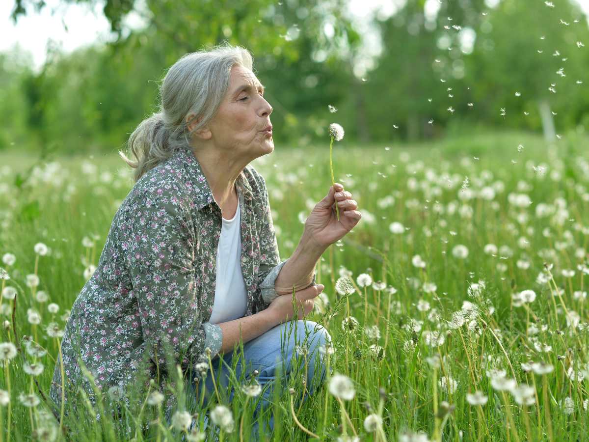 La soledad influye en el rendimiento inicial de la memoria en adultos mayores, aunque no acelera su deterioro cognitivo a lo largo del tiempo.