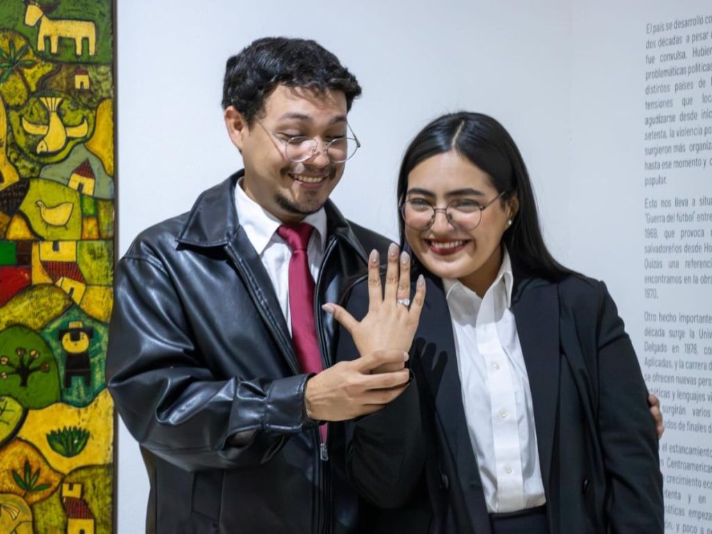 Una propuesta de matrimonio se convirtió en un momento especial dentro del Museo MARTE, en San Salvador.