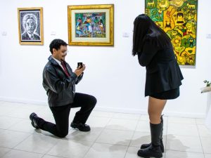 Lo que parecía una visita terminó en propuesta de matrimonio en el MARTE