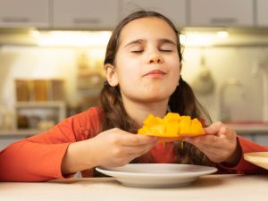 niña-comiendo-mango