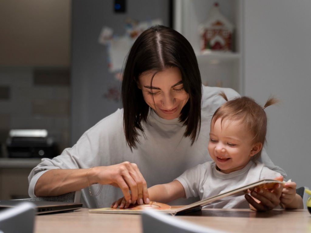 El Programa de Movilidad Laboral busca salvadoreños con experiencia en cuido infantil para trabajar temporalmente en Estados Unidos. Fotografía/ Freepik