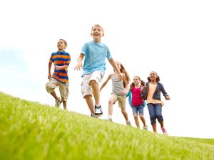 El juego al aire libre no solo es diversión: es una herramienta clave para reducir el riesgo de miopía en la infancia, según evidencia científica.