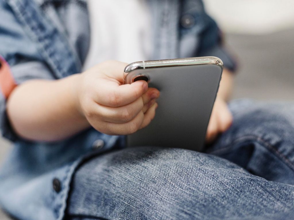 El uso excesivo de pantallas en la infancia puede afectar el desarrollo social y emocional de los niños, según especialistas. Foto Freepik