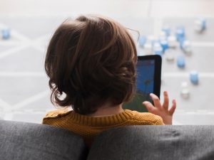 Uso abusivo de pantallas puede generar síntomas similares al autismo