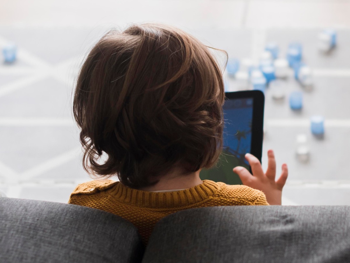 Uso abusivo de pantallas puede generar síntomas similares al autismo
