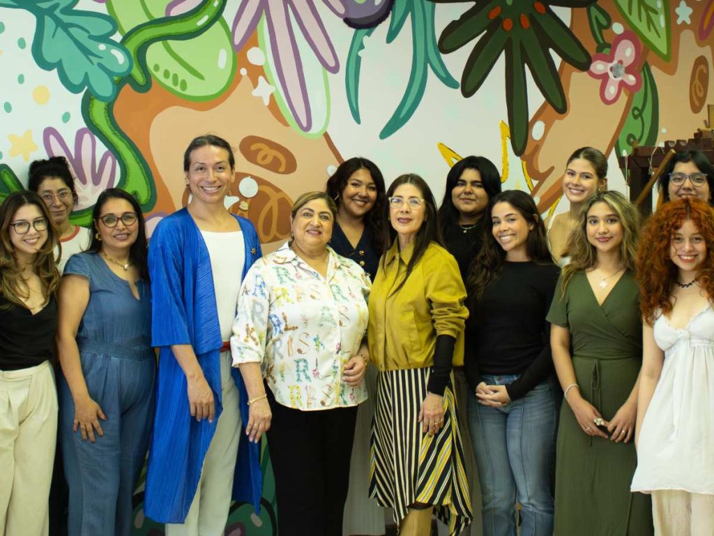 Nory Flores y Rossemberg Rivas junto a autoridades y estudiantes de diseño que colaboraron en el vestuario que llevará identidad salvadoreña a Coachella 2026.