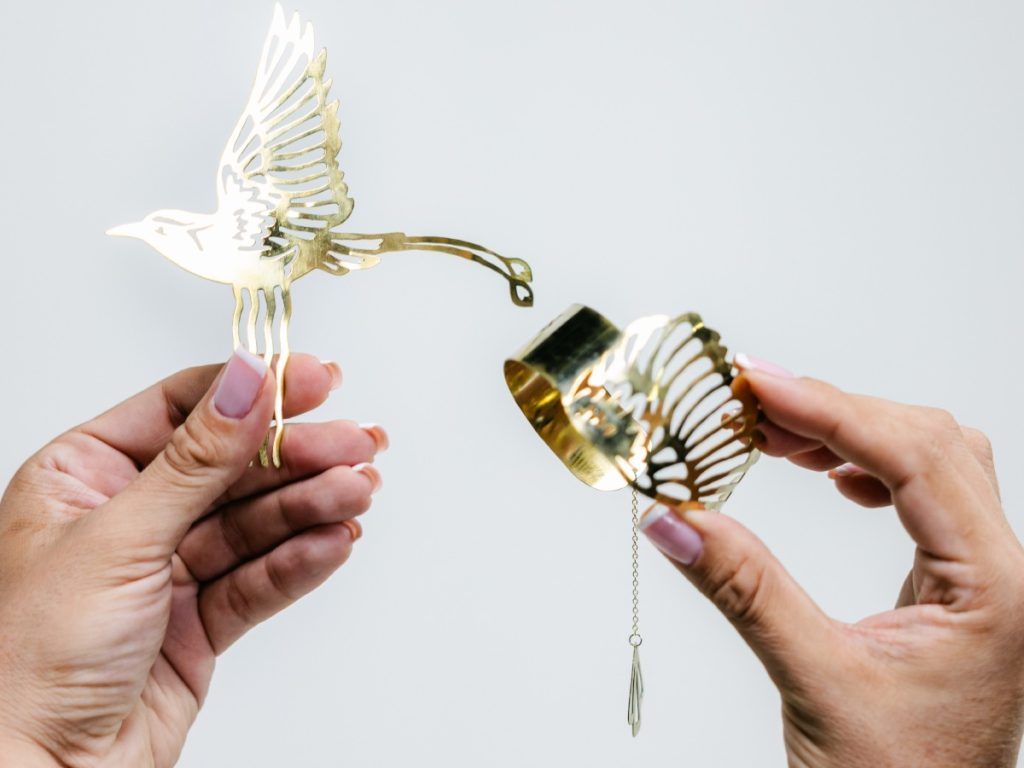 Los accesorios incluyen un torogoz y una flor diseñados especialmente para la artista. Fotografía/ Cortesía