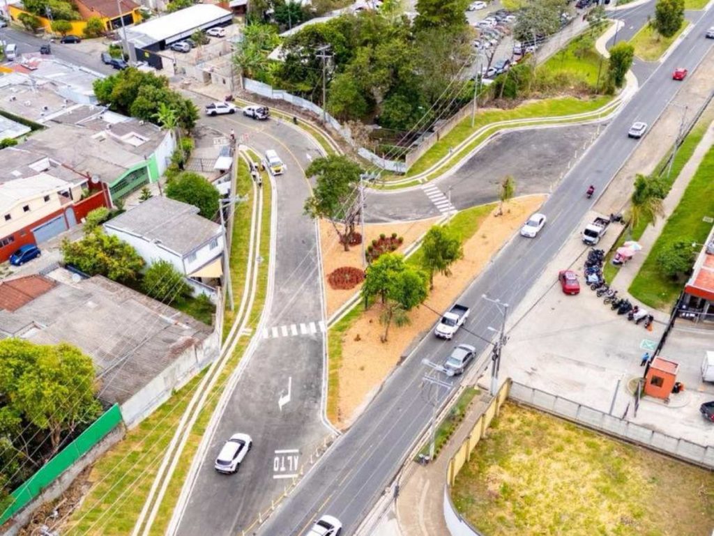 El tramo cuenta con dos carriles, señalización, drenajes y aceras. Según datos oficiales, podría beneficiar a más de 13,000 vehículos diarios y reducir hasta 20 minutos en los tiempos de traslado.