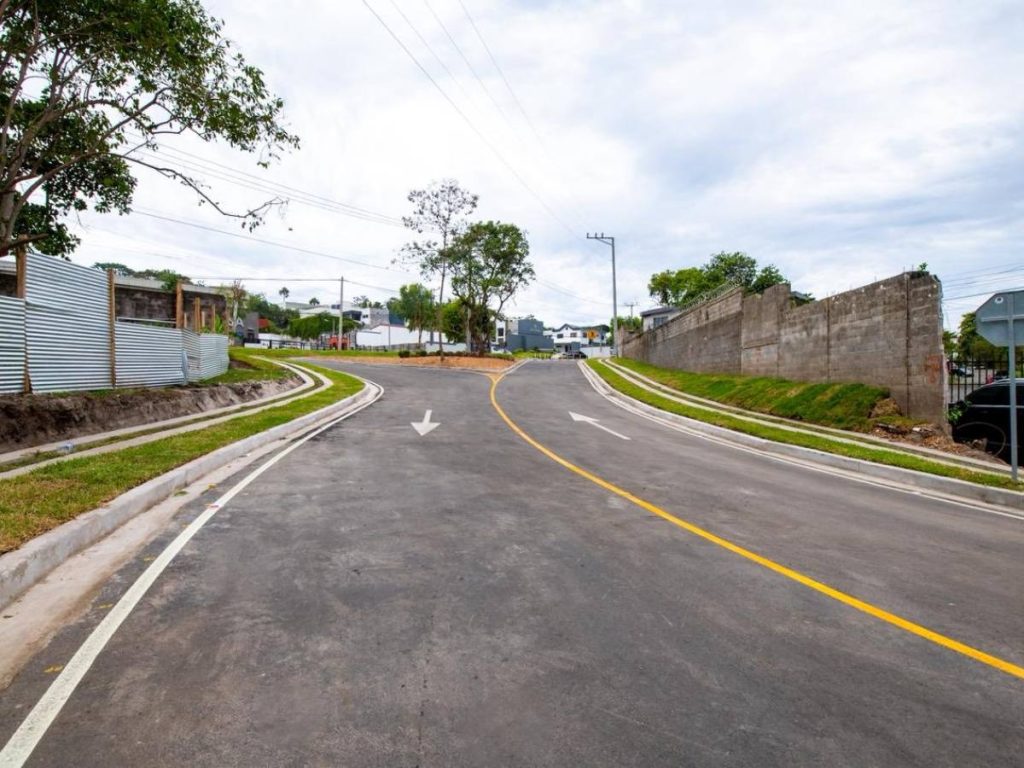 Nuevo acceso vial en Nuevo Cuscatlán conecta directamente con la carretera al Puerto de La Libertad. Foto Obras Públicas