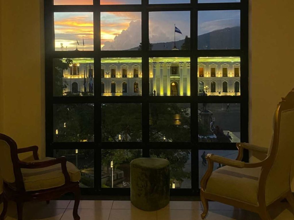 La propiedad ofrece vistas privilegiadas a íconos como la Catedral Metropolitana y el Palacio Nacional.