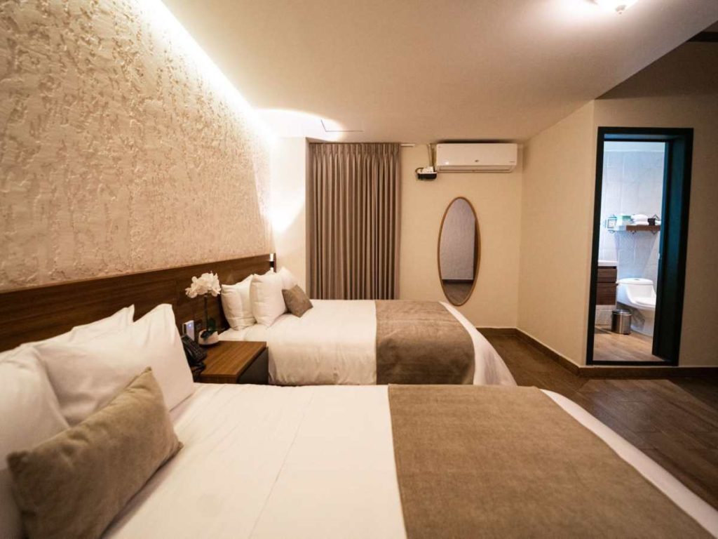 El hotel cuenta con 31 habitaciones diseñadas para viajeros que buscan comodidad y ubicación estratégica.