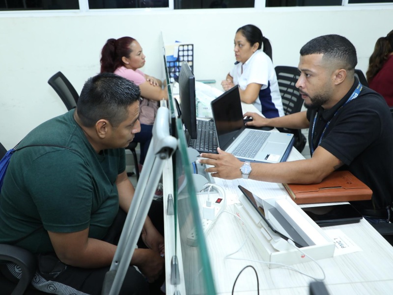 Asistentes participan en entrevistas durante el programa Lunes de Empleo del Ministerio de Trabajo.