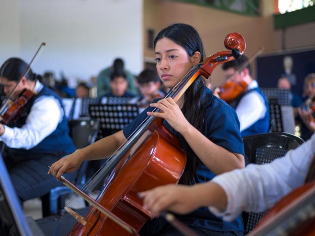 Violines, vientos y percusión forman parte de las secciones disponibles en la Orquesta Sinfónica de San Salvador Centro.