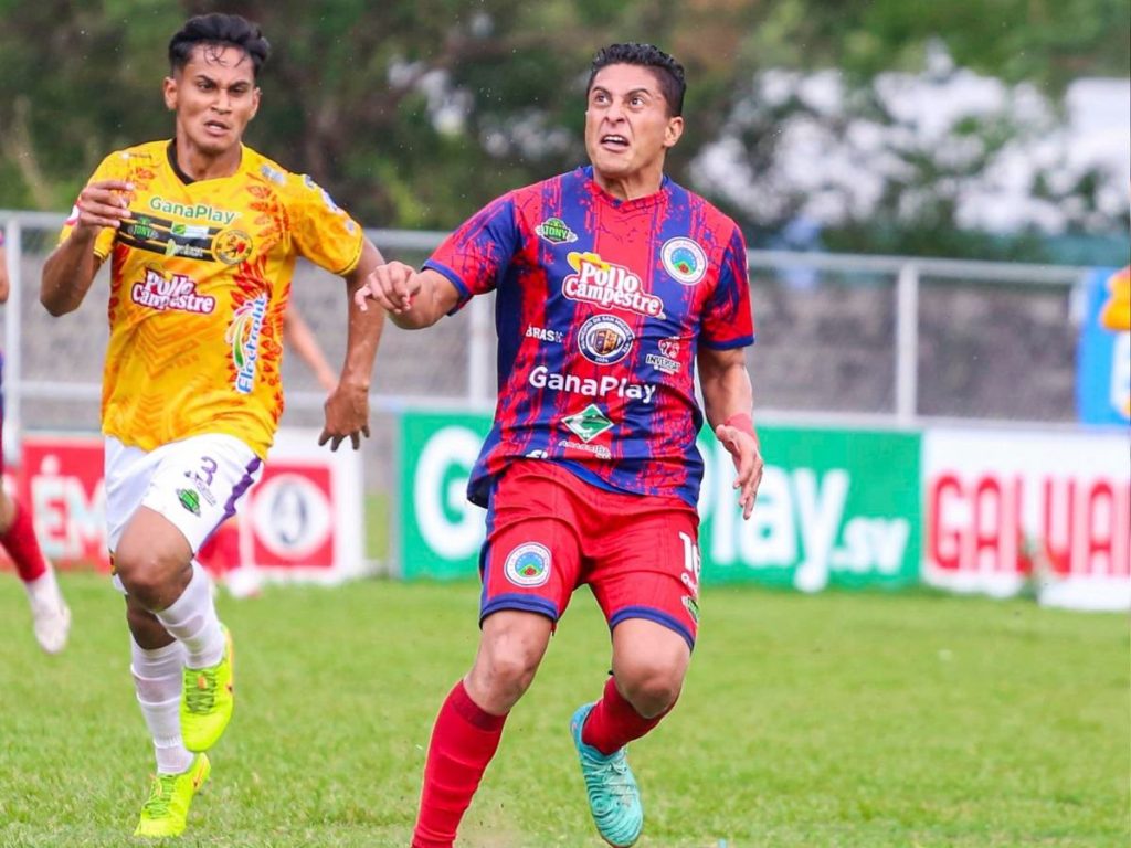 Óscar Cerén (der.) pelea balón contra jugador de Platense. Foto FB Cacahuatique
