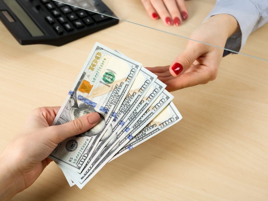 Ante cobros indebidos, la Defensoría del Consumidor habilita el 910 para orientación y denuncias, promoviendo un consumo más transparente en el país.