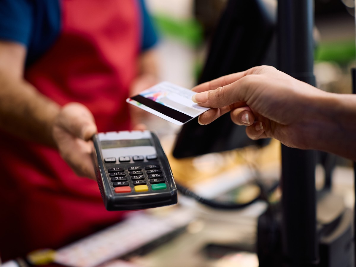 La ley salvadoreña garantiza que el precio sea el mismo sin importar si pagás en efectivo o con tarjeta, protegiendo tu economía en cada compra.