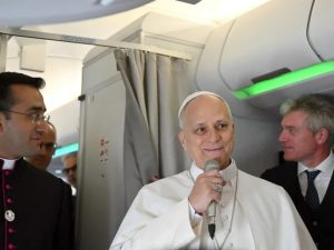 El Papa León XIV habla con periodistas a bordo del avión que le ha llevado a Argelia este 13 de abril.