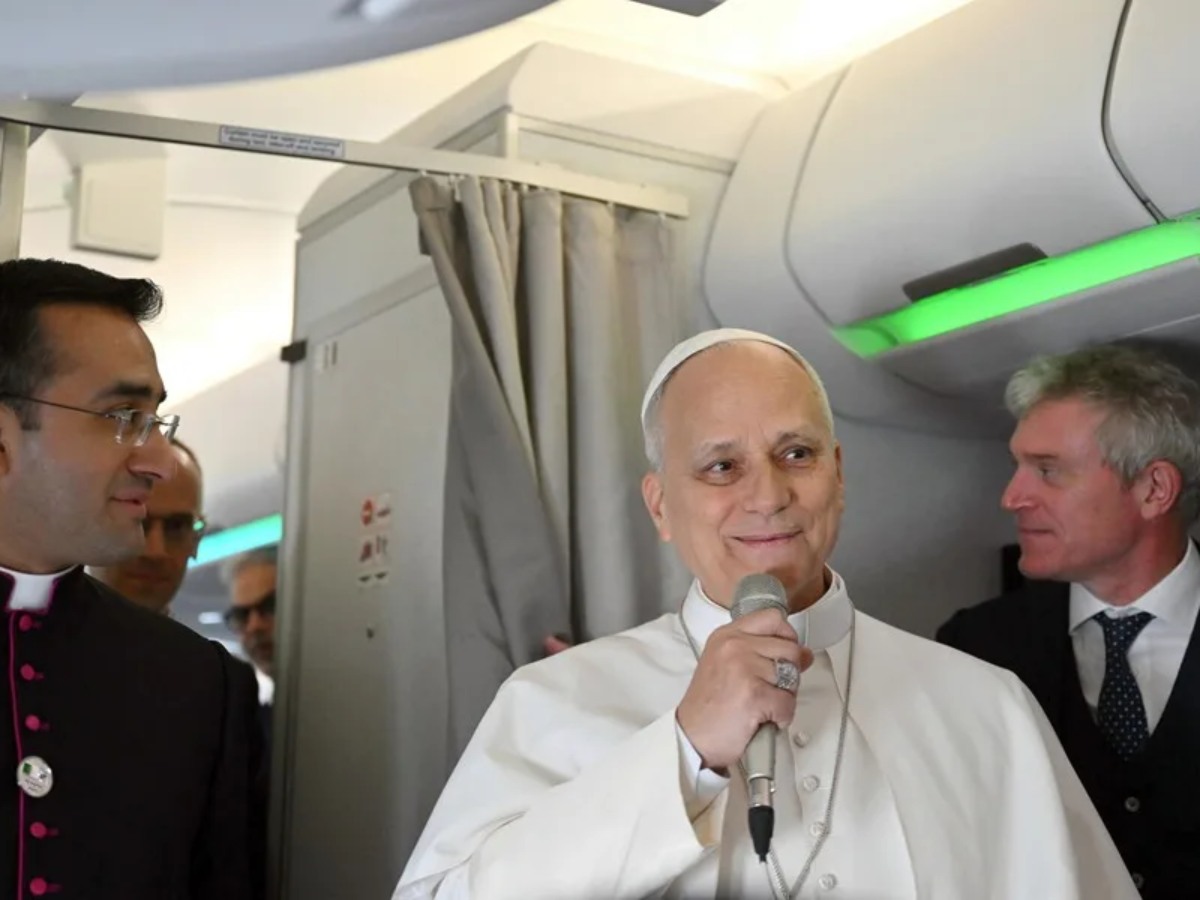 El Papa León XIV habla con periodistas a bordo del avión que le ha llevado a Argelia este 13 de abril.