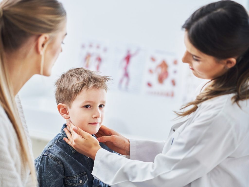 Entre los síntomas más comunes están la fiebre, el dolor articular y, en algunos casos, complicaciones como la orquitis