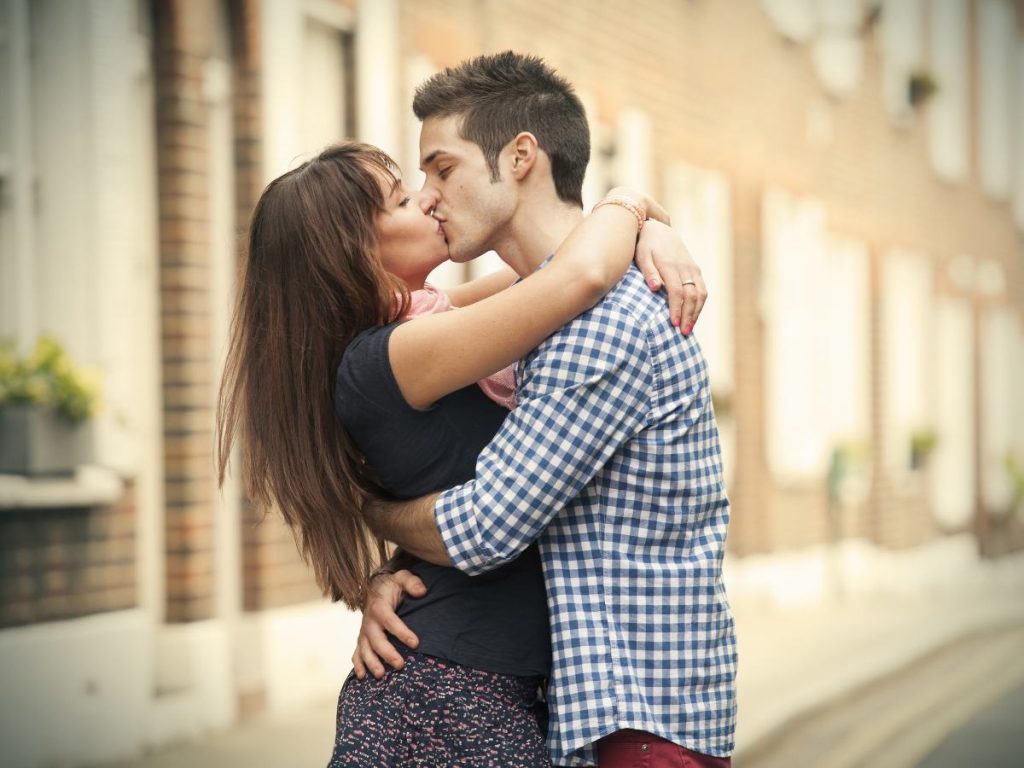 Besar activa hormonas como la oxitocina y la dopamina, generando bienestar, reduciendo el estrés y fortaleciendo la conexión emocional entre las personas.