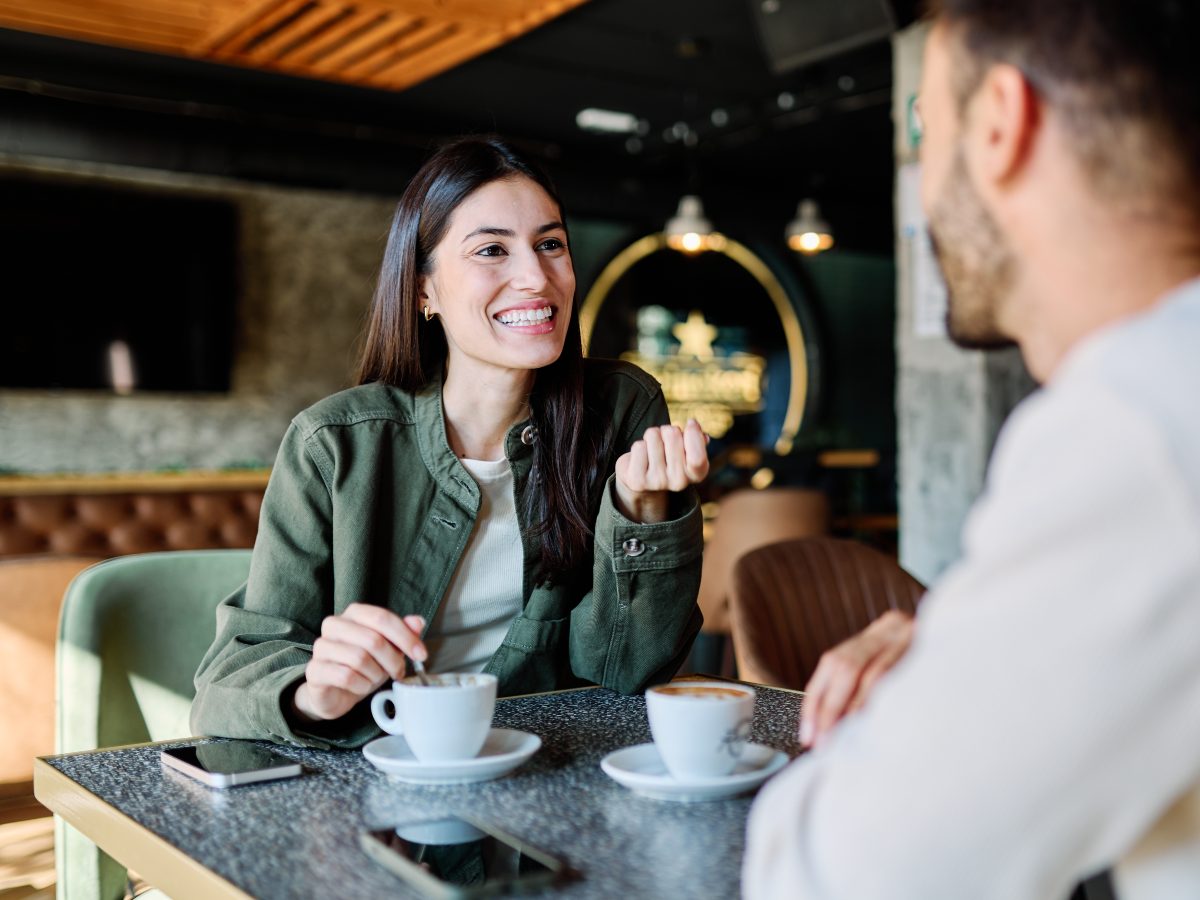 Un buen inicio de charla puede transformar un encuentro cotidiano en una conexión real, especialmente cuando se combinan curiosidad, escucha y naturalidad.