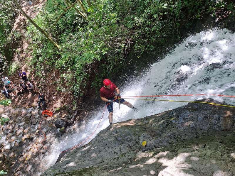 El rappel es una de las actividades para quienes buscan aventura en El Limo. Foto: cortesía