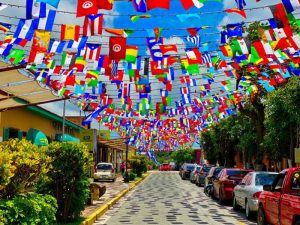 Ferias, música en vivo y ambiente festivo caracterizan este corredor urbano.