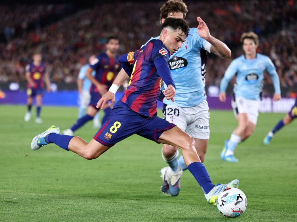 Pedri controlando el balón con marca de defensa del Celta de Vigo. Foto AFP