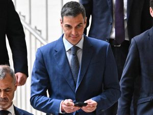 Pedro Sánchez impulsa la regularización de migrantes en España, una medida que busca integrar a miles de personas en medio de debate político.