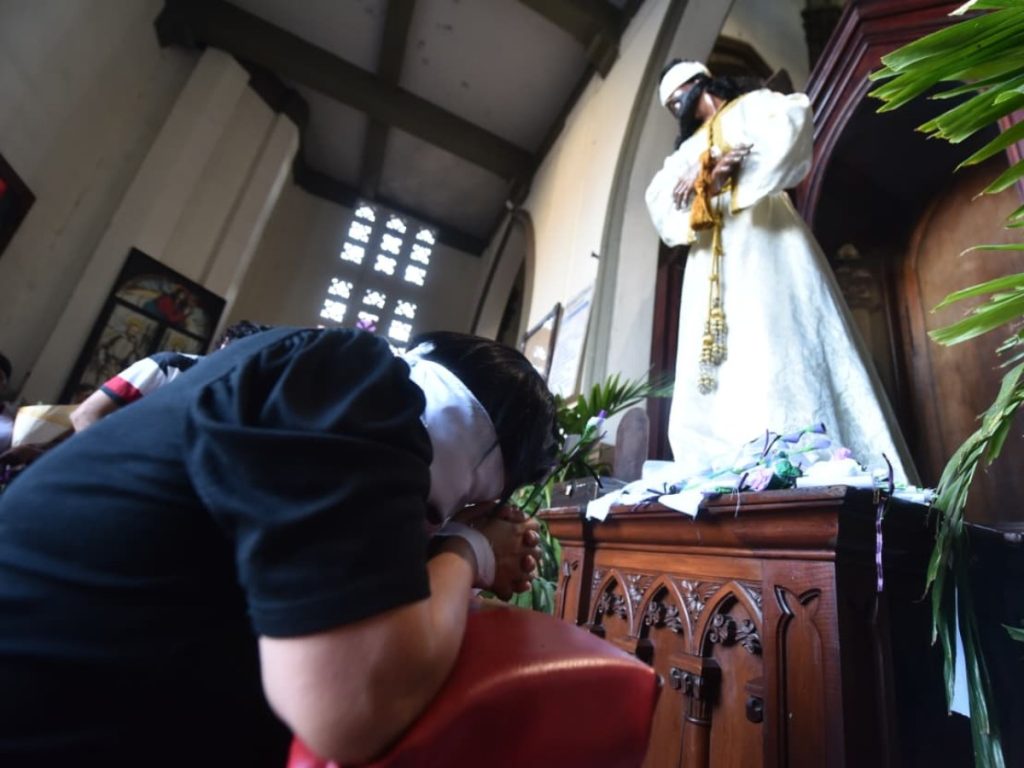 Penitentes llegan a la Iglesia El Calvario para orar ante la imagen de Jesús cautivo, acompañados por sus familiares. Fotografía/ elsalvador.com