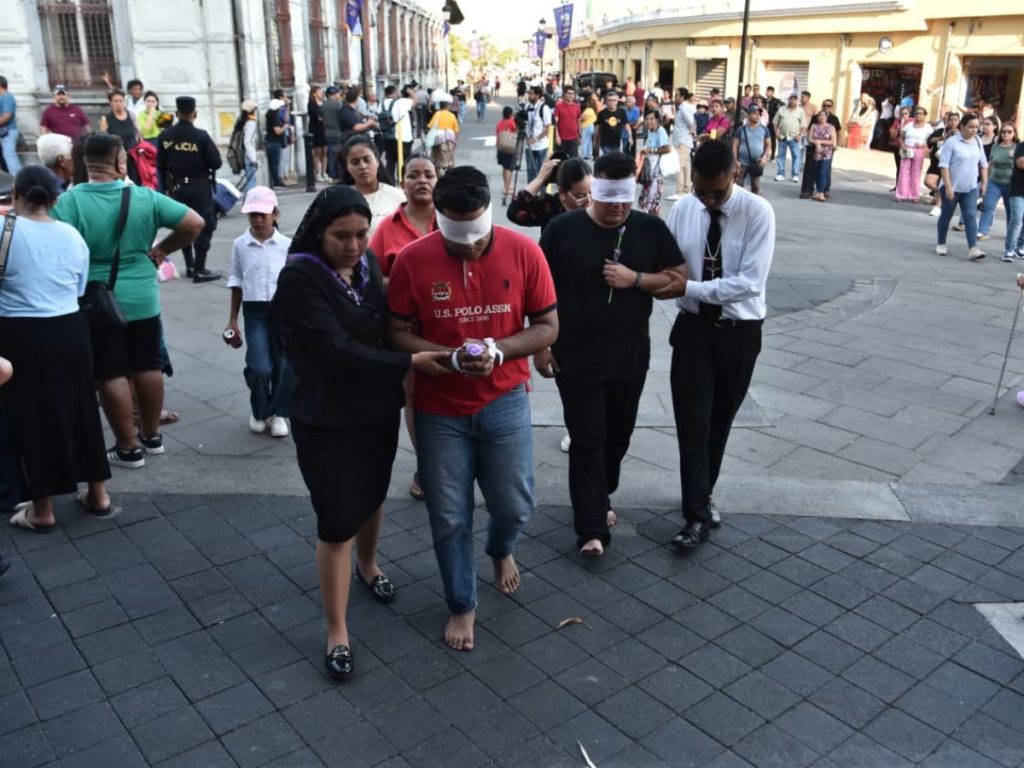 Familias acompañan a los penitentes durante el recorrido, una práctica con siglos de arraigo en la capital salvadoreña. Fotografía/ elsalvador.com
