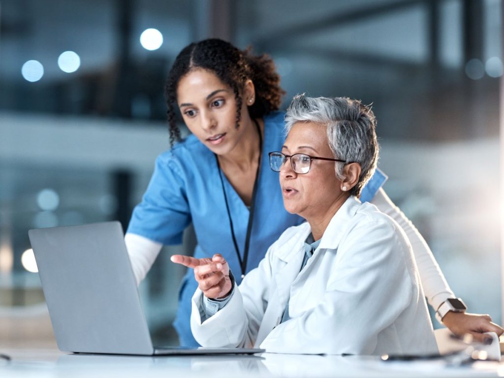 El trabajo nocturno exige adaptaciones constantes que pueden afectar el descanso y el equilibrio emocional del personal de salud.