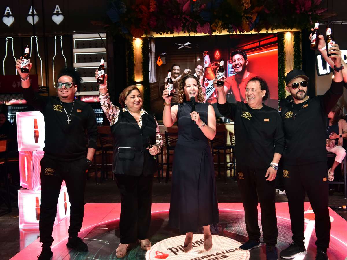 Brindis por 120 años: Pilsener y Hermanos Flores celebran con música, tradición y orgullo salvadoreño en una noche llena de cumbia y alegría.