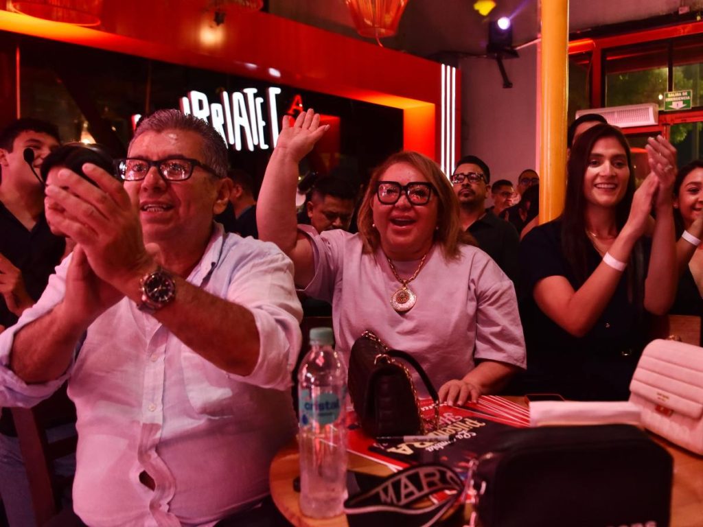 Invitados disfrutan la noche entre aplausos y sonrisas, en un ambiente festivo donde la cumbia y el orgullo salvadoreño se hicieron sentir. 